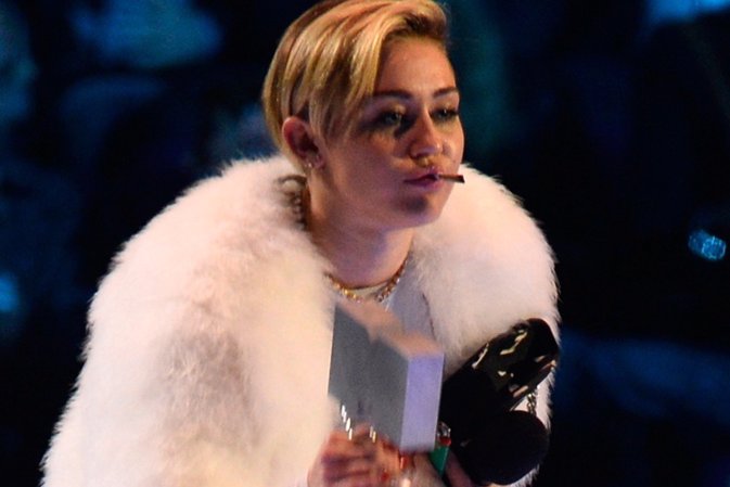 Miley Cyrus se fuma un porrillo en los EMA's 2013