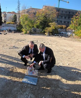 Piedra y Fernández de Moya colocan la primera piedra del centro deportivo.