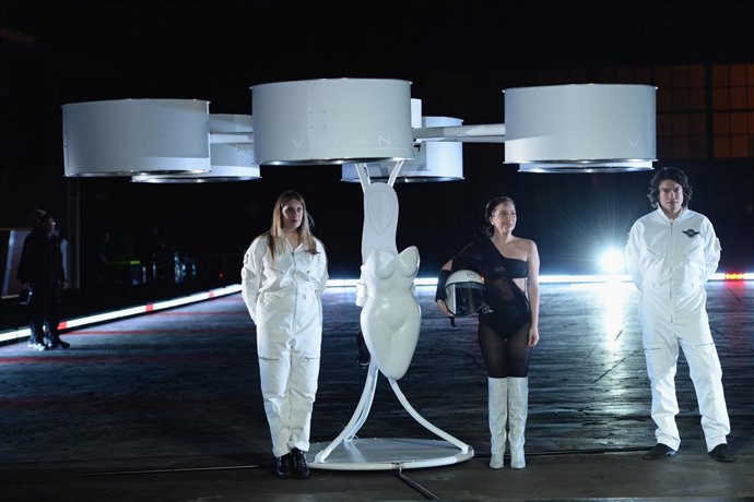 Lady Gaga se calza el primer traje volador del mundo, Volantis