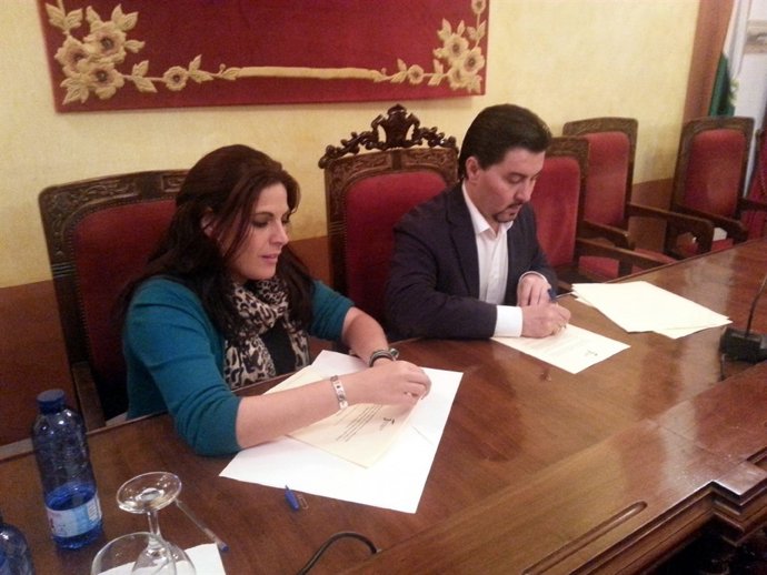 Ángeles Férriz y Cristóbal López firman el convenio para adecuar La Aquisgrana.