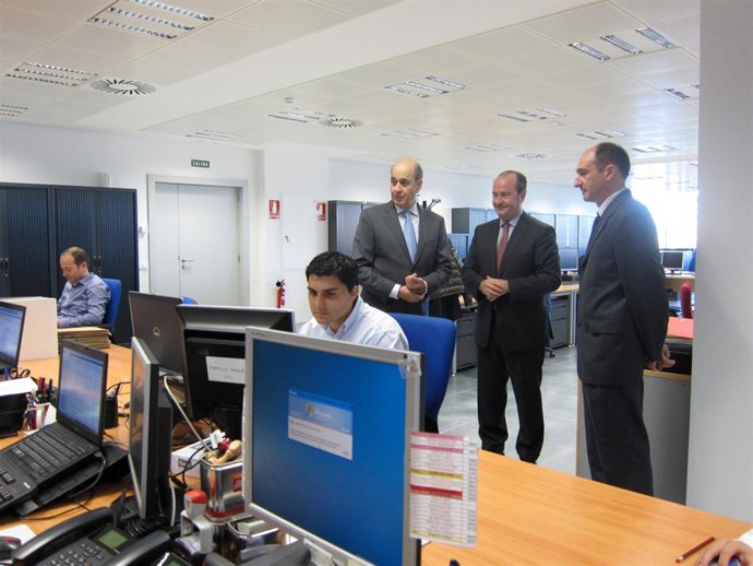 El consejero en su visita a las instalaciones de Bureau Veritas