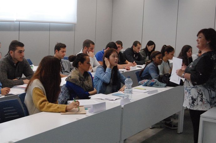 La directora de la Escuela de Lenguas de Loyola, Esther Menor, en una clase