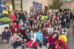 Iribas, en el centro, con alumnos y representantes del colegio Santa Ana