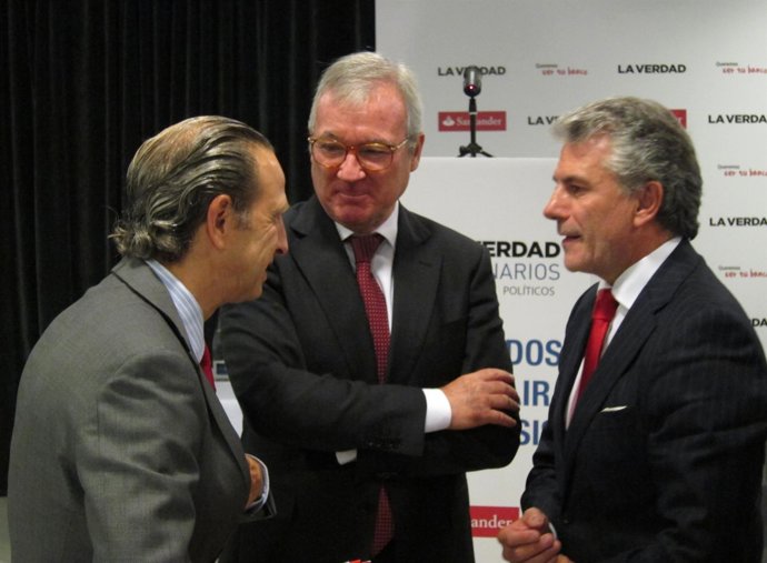 El presidente del Gobierno regional, Ramón Luis Valcárcel, en el centro