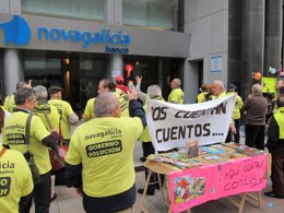 Preferentistas protestan en Vigo contando cuentos
