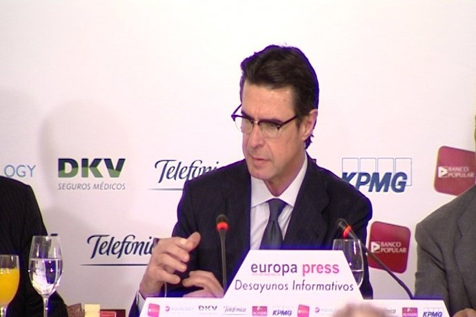 Soria "no se plantea" subir peajes de luz en enero