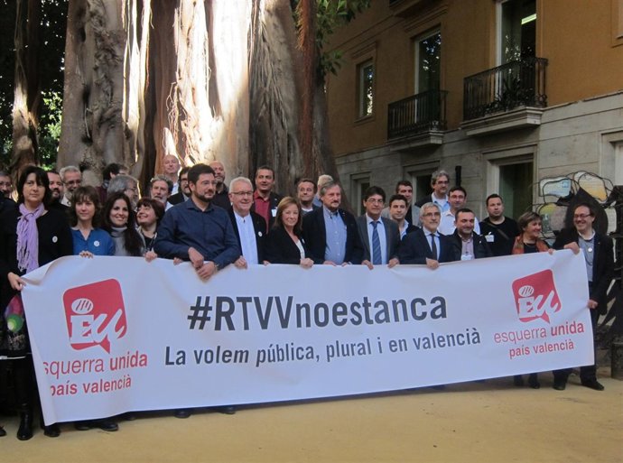 Lara junto a Sanz y otros miembros de IU contra el cierre de RTVV