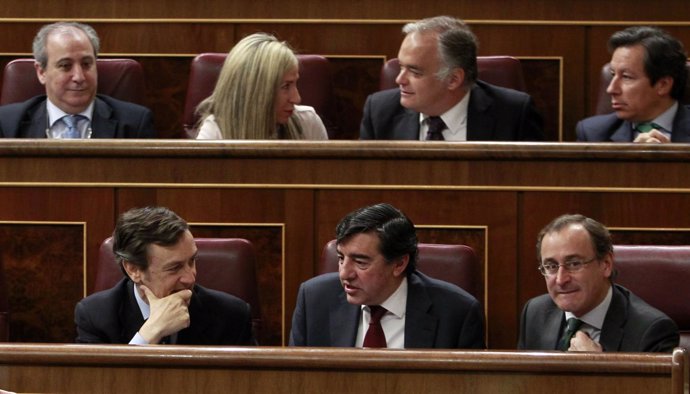 Dirigentes del PP y del Grupo Popular en el hemiciclo