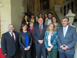 Foto de grupo con los premiados del concurso de ideas de la USC