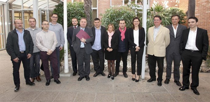 Català con representantes de PRODJCV tras firmar el convenio.