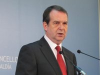 Caballero insiste en no repercutir a los ciudadanos el incremento del recibo de la basura y en que "lo pague la Xunta"