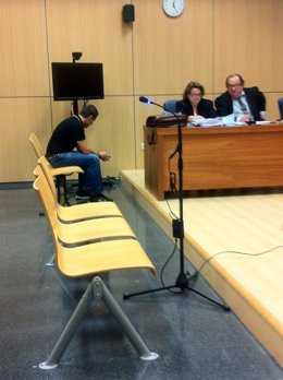 El acusado momentos antes de comenzar la vista