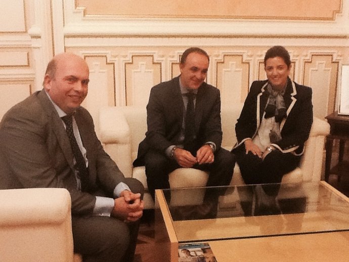 El consejero Esparza y la secretaria general, acompañados del director general.