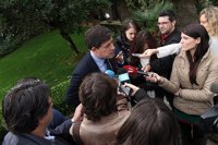 PSOE niega que la situación de AGE avale al PP para reducir escaños y recalca que "todos" los diputados "tienen deberes"