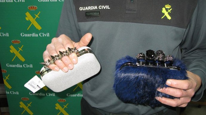 Bolsos intervenidos con puño americano (imagen de archivo)