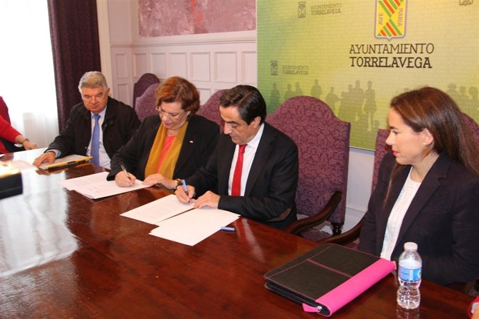 El alcalde y la presidenta de Cruz Roja firman un convenio de colaboración