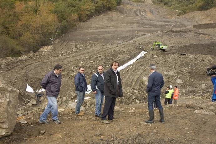 El consejero de Obras Públicas visita el argayo de Sebrango