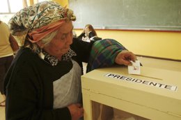 Mujer perteneciente a la comunidad mapuche votando en las elecciones chilenas