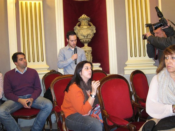 Representantes del colectivo de transexuales en el Pleno municipal de Badajoz