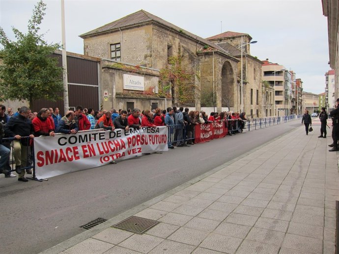 Protesta Sniace en el Parlamento de Cantabria 