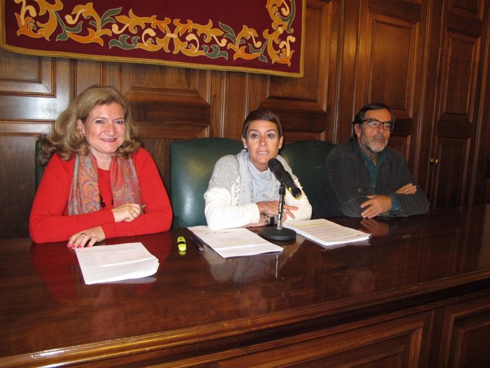 Los concejales en rueda de prensa este lunes en el Ayuntamiento de Teruel