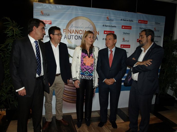 Pilar del Olmo y Juan José Mateos junto a responsables de El Norte de Castilla