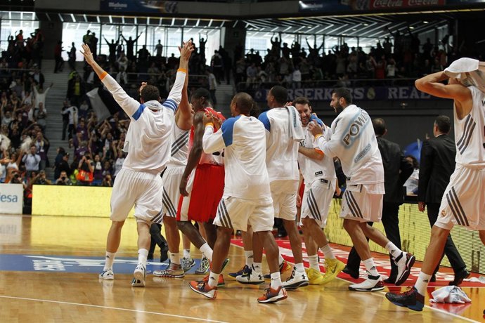 La plantilla del Real Madrid celebra una canasta