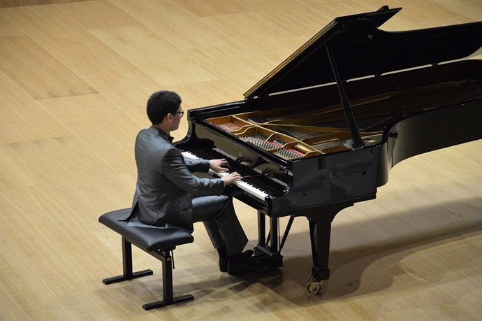 Actuación del pianista Tom de Beuckelaer en la Ciudad de la Música de Navarra.