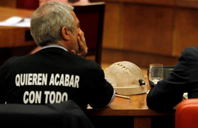 Llamazares con el casco minero en el Congreso