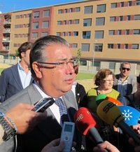 Zoido da su apoyo a los sanitarios agredidos y exige dar "los pasos necesarios para que no vuelva a ocurrir"