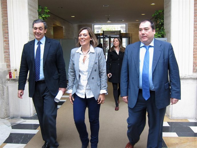 Marcos (c), Fuertes (i) y Martínez momentos antes de inaugurar el Ateneo