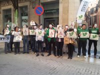Más de una veintena de personas se concentra frente al Parlament en contra de la "represión" del Govern