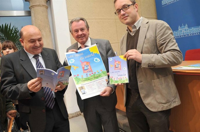 Gutiérrez, entre Jiménez y Luque, en la presentación del cuento