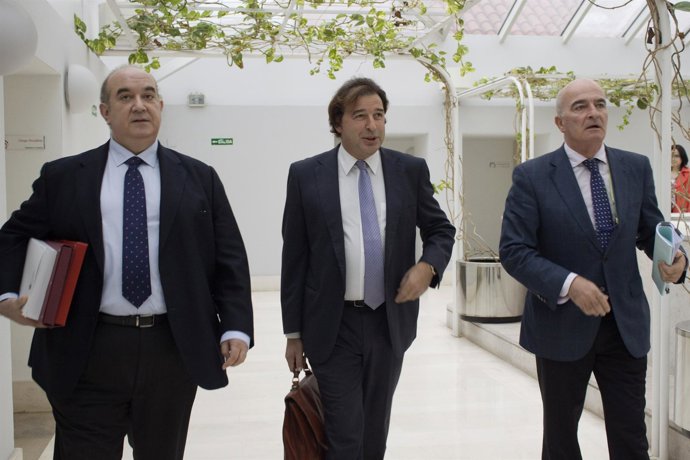 El consejero de Economía, Hacienda y Empleo en funciones en el Parlamento