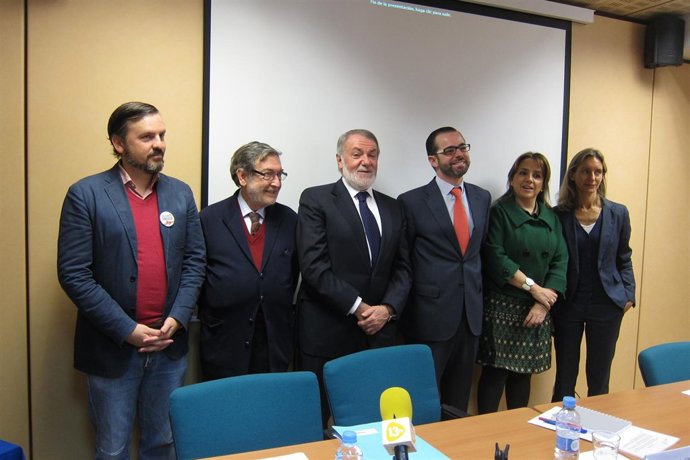 El eurodiputado Jaime Mayor Oreja junto a impulsores de 'One of Us'