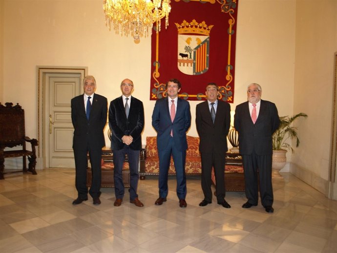 Ruiz de Medrano junto a autoridades de Salamanca en el Ayuntamiento.
