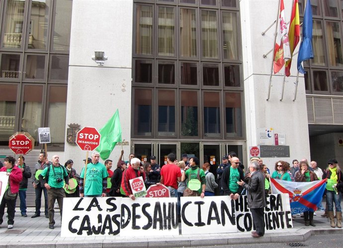 Stop Desahucios entrega firmas de ante la Junta para reclamar medidas