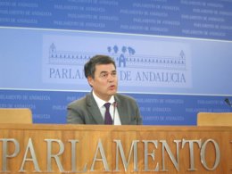 Carlos Rojas hoy en rueda de prensa en el Parlamento