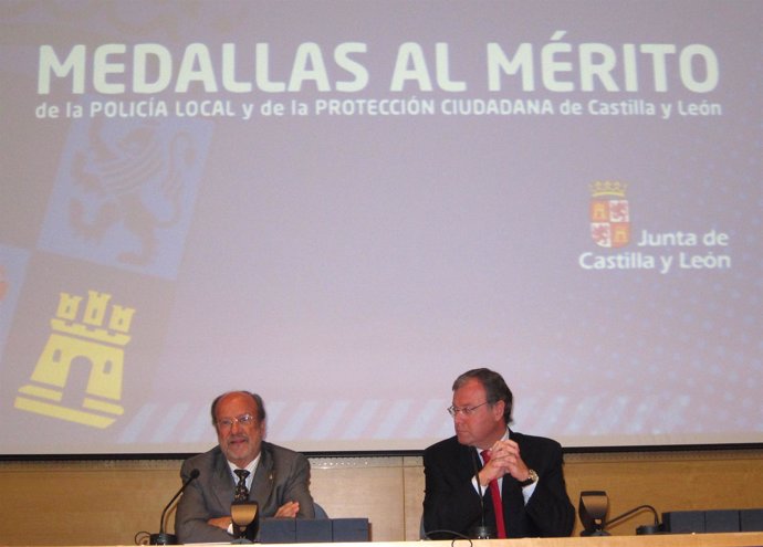 El consejero Antonio Silván, junto al alcalde de Valladolid, Javier León