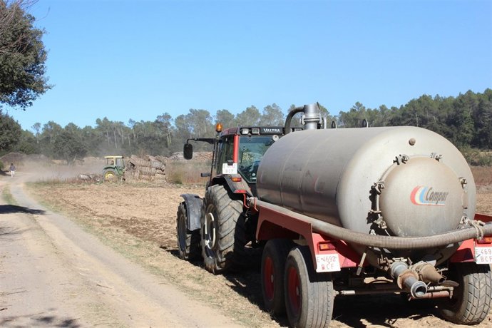 Tractor y cisterna durante el incendio de Vilopriu (Girona)