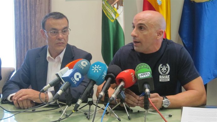 El presidente de la Diputación de Huelva, Ignacio Caraballo, con bomberos unidos