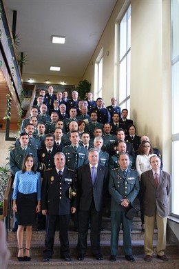 El subdelegado (centro) con los agentes reconocidos con diplomas