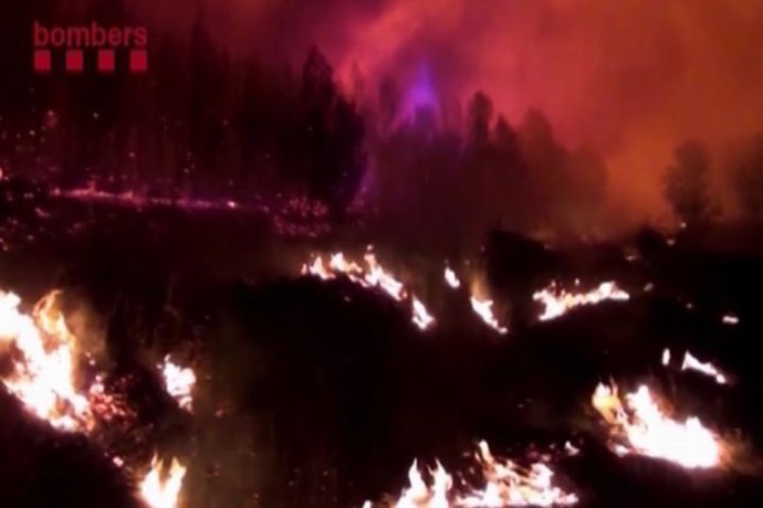 Trabajan para extinguir incendio de Vilopriu (Girona)