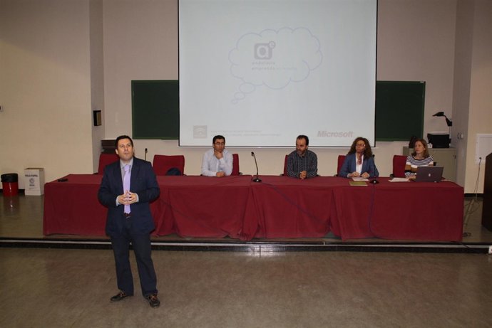 Expósito (izda.) en la presentación de las jornadas