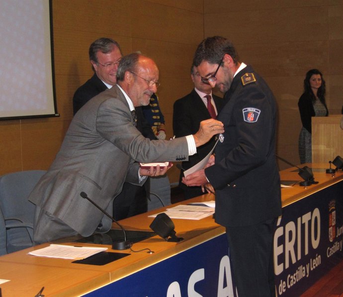 Francisco Javier León de la Riva impone una medalla a un policía local