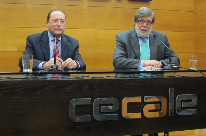 Carlos Moro (izq) y Santiago Aparicio comparecen ante la prensa