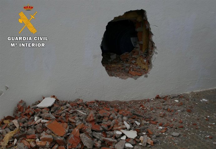 Butrón practicado por los delincuentes.