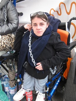 Elvira Murcia encadenada frente al Palau de la Generalitat