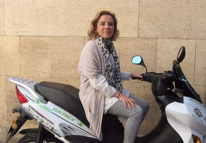 La concejal martínez-Cachá montada en moto eléctrica que alquila Ayuntamiento