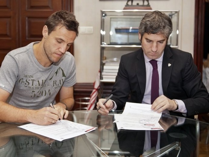 Carlos Gurpegi y Josu Urrutia firman la renovación 
